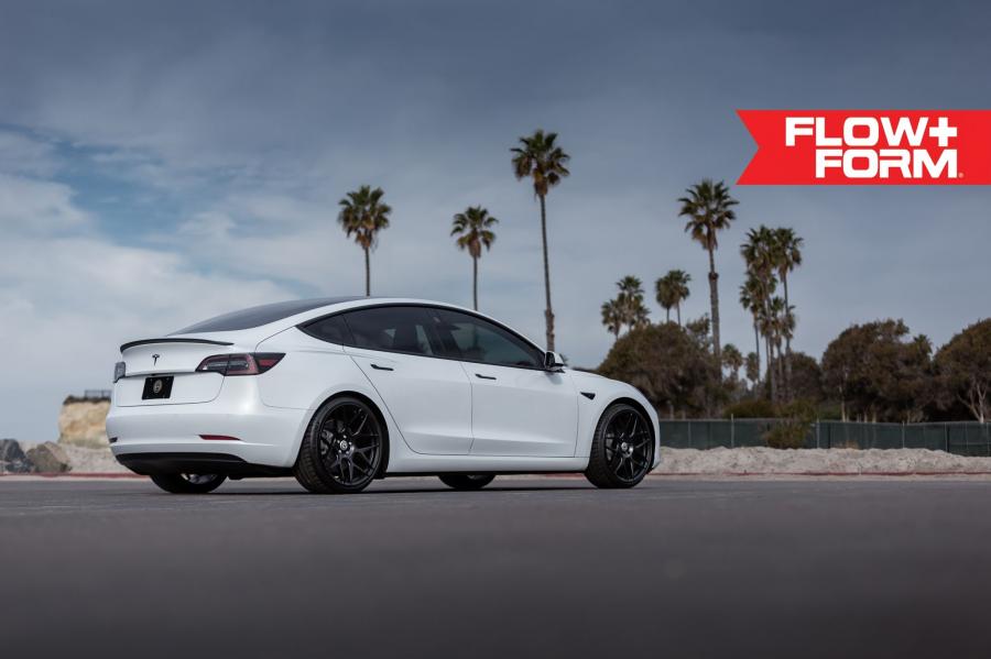  Tesla Model 3 on HRE Wheels (FF01) 2018 года  (фото 2 из 12)